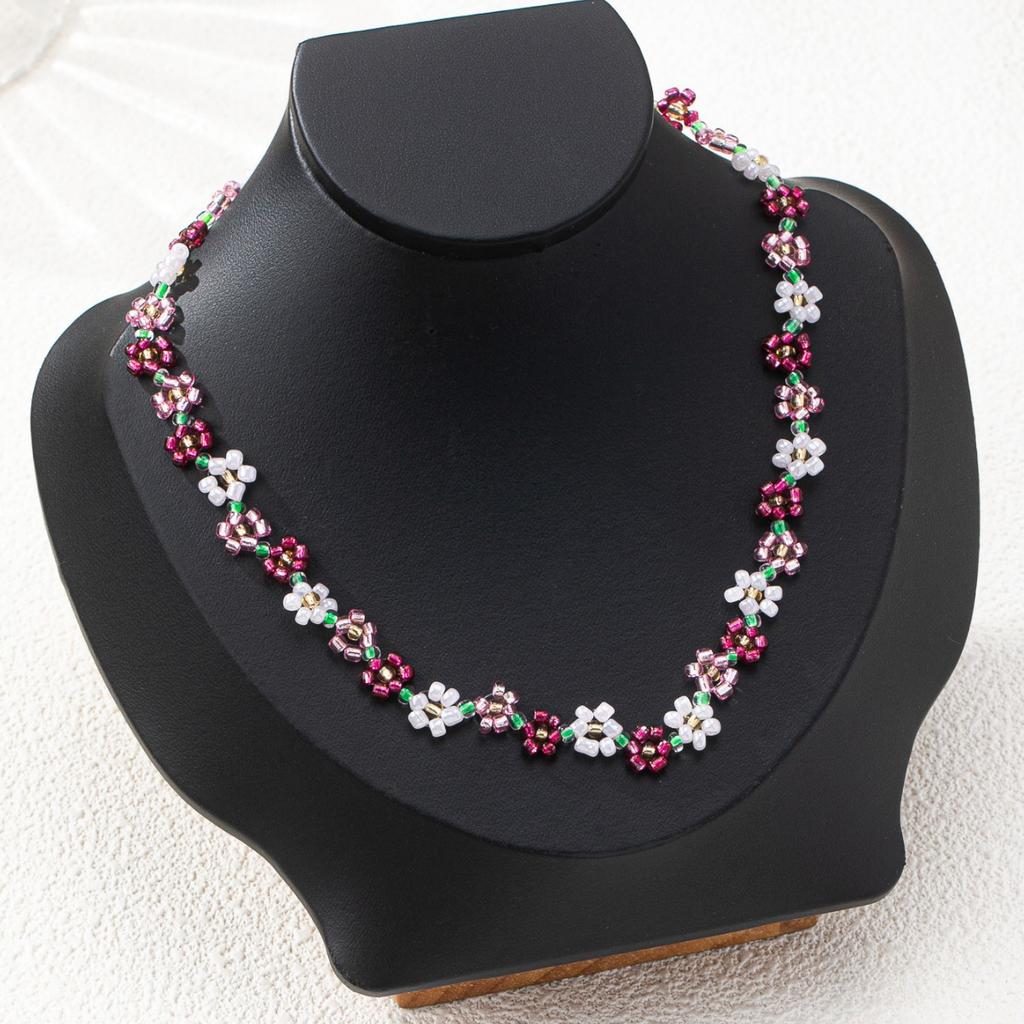 Hand-woven Petal-shaped Necklace, Fresh, Sweet and Elegant, Wearing Colorful Rice Bead Neck Chain.