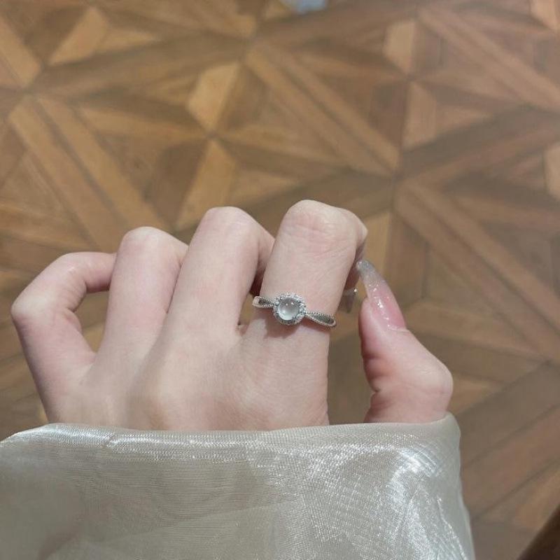 Xiaohongshu Bestseller: Women's Adjustable White Jade and Zirconia Ring - Luxurious, Versatile Design