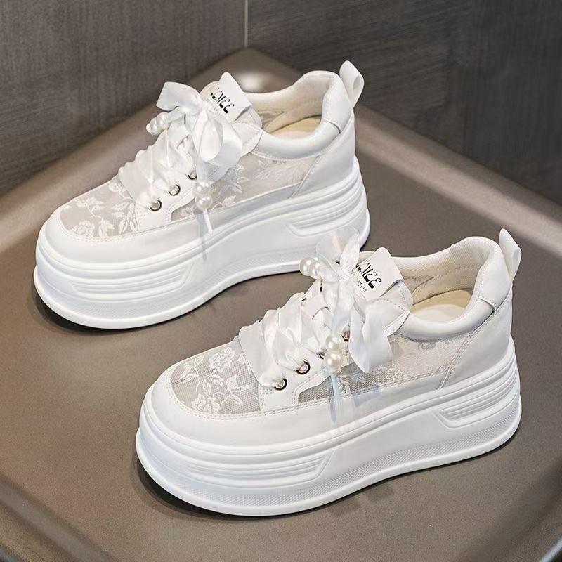 Kleine weiße Schuhe Damen Schnürung Mesh Innenhöhe Erhöhung Sommer neue vielseitige Mode Freizeitschuhe Plateau Muffin Board Schuhe