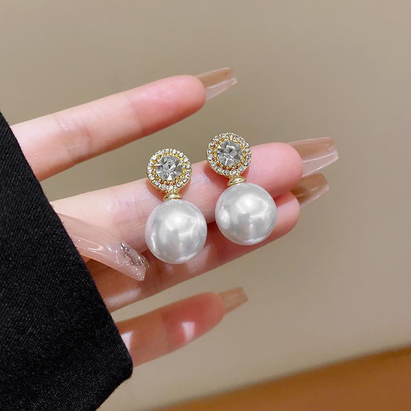 

S925 silver needle flash diamond pearl earrings women s retro light luxury niche design earrings Internet celebrity earrings