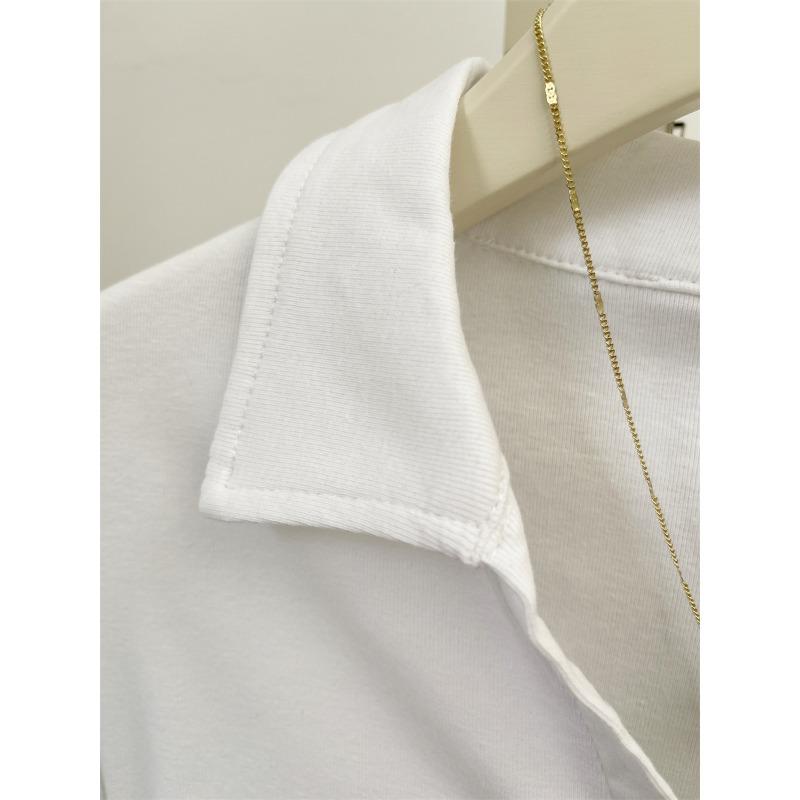 Ein kurzärmeliges Sommer-Plissee-Top mit geraffter Taille und eng anliegendem Schnitt, mit einem T-Shirt mit Vorderachsel als Basisschicht