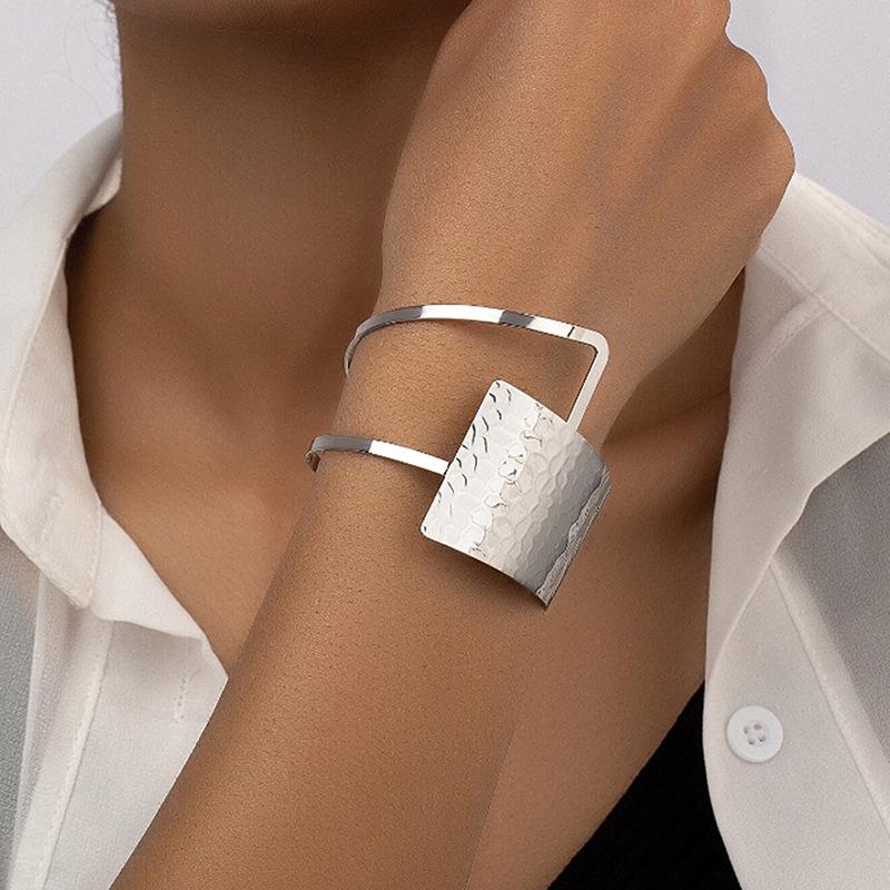 Chic European & American Style Metal Adjustable Bracelet - High-End, Elegant Design for Women