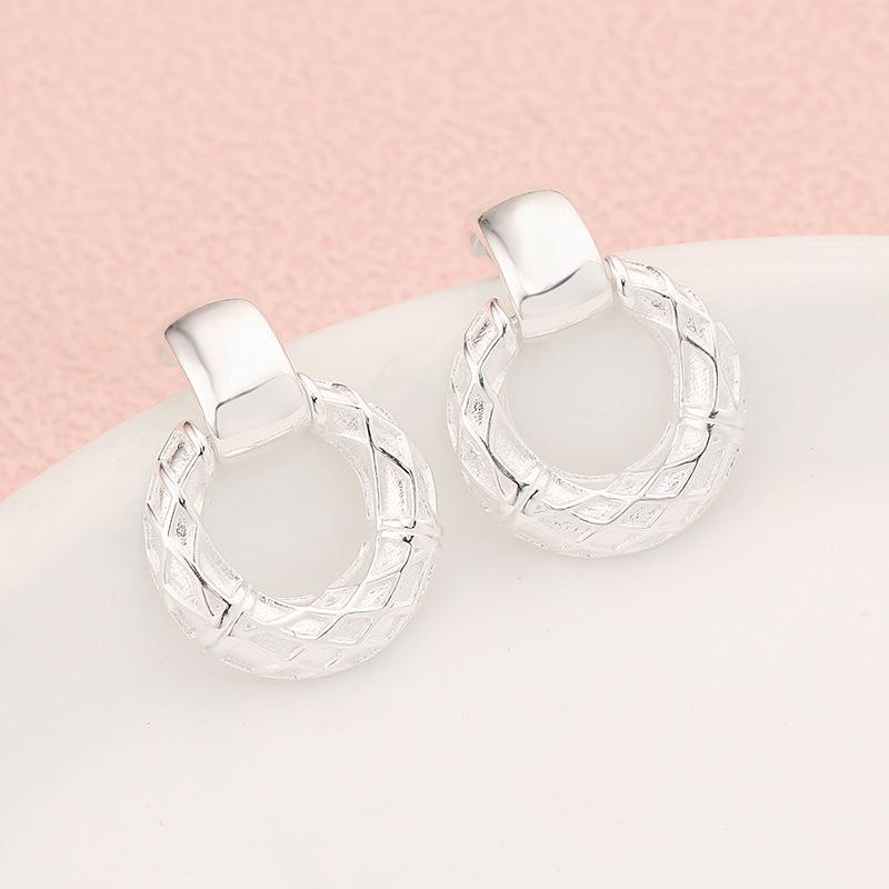 

1 шт. Текстурные круглые серьги женские весна-лето 2024 новые холодные французские серьги