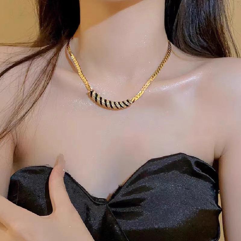 Vintage High-End Zircon-Inlaid Geometric Snake Bone Choker Necklace