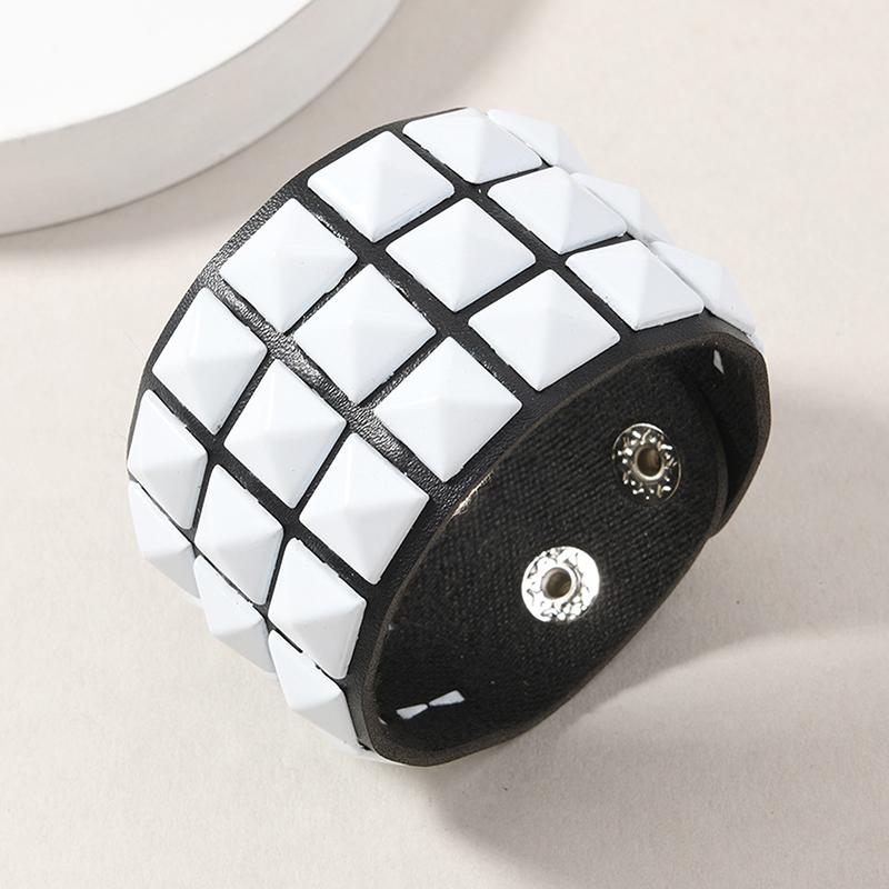 Bracelet Large Large à Clous Carrés Trois Rangées Cuir PU Hip-Hop Punk 18 Couleurs pour Homme Femme Bracelet de Poignet à Boucle Bijoux Vintage