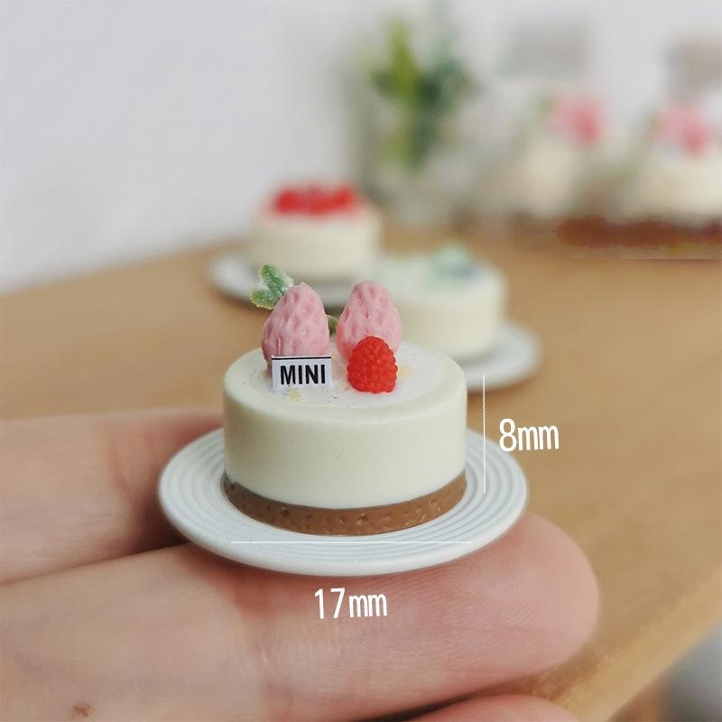 1Pcs Miniature Dollhouse Simulation Clay Strawberry Fruit Cake Mini Food Model For Doll House Accessories Cute Bakery Cake Toys