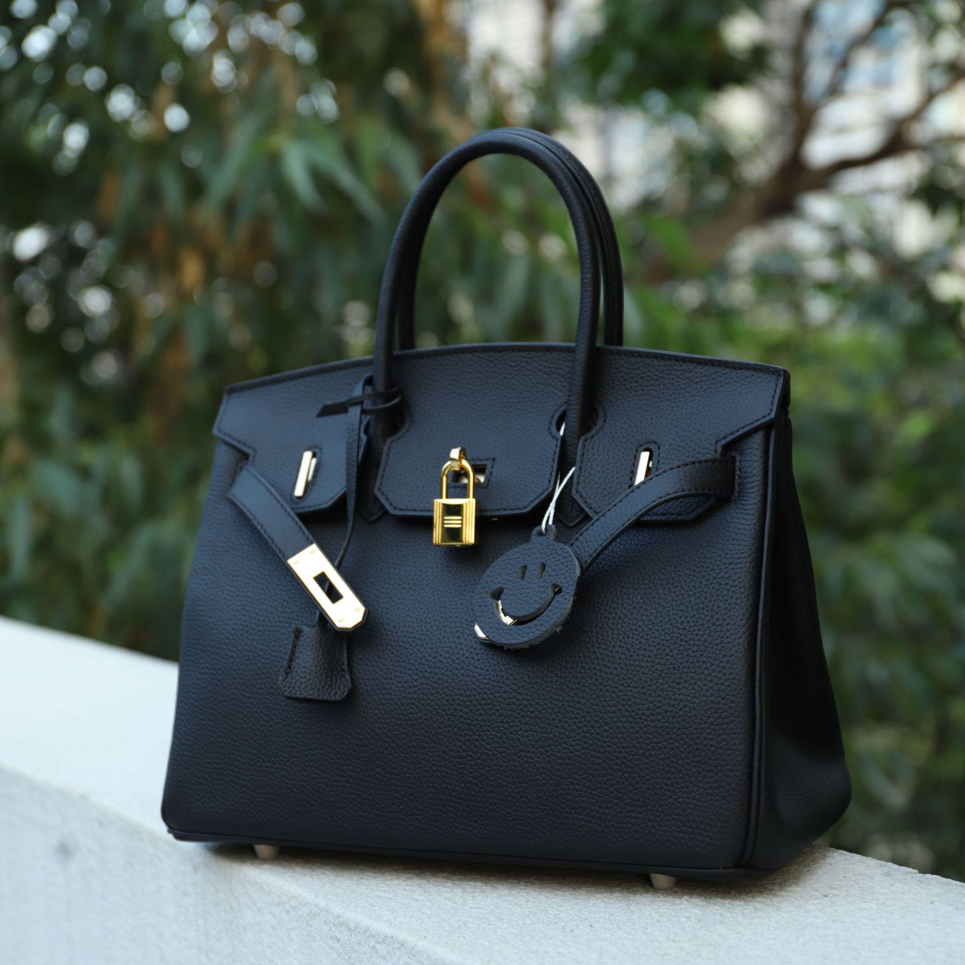 

Женская сумка большой вместимости из коровьей кожи с узором личи 2025 года 30cm Length x 14cm Width x 23cm Height