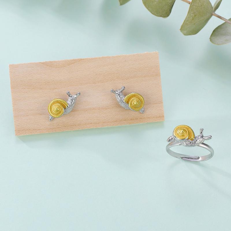 Vintage Cute Snail Stud Earrings for Women Personalized Gold Silver Color Insect Earrings Ring Parties Dates Jewelry Accessories