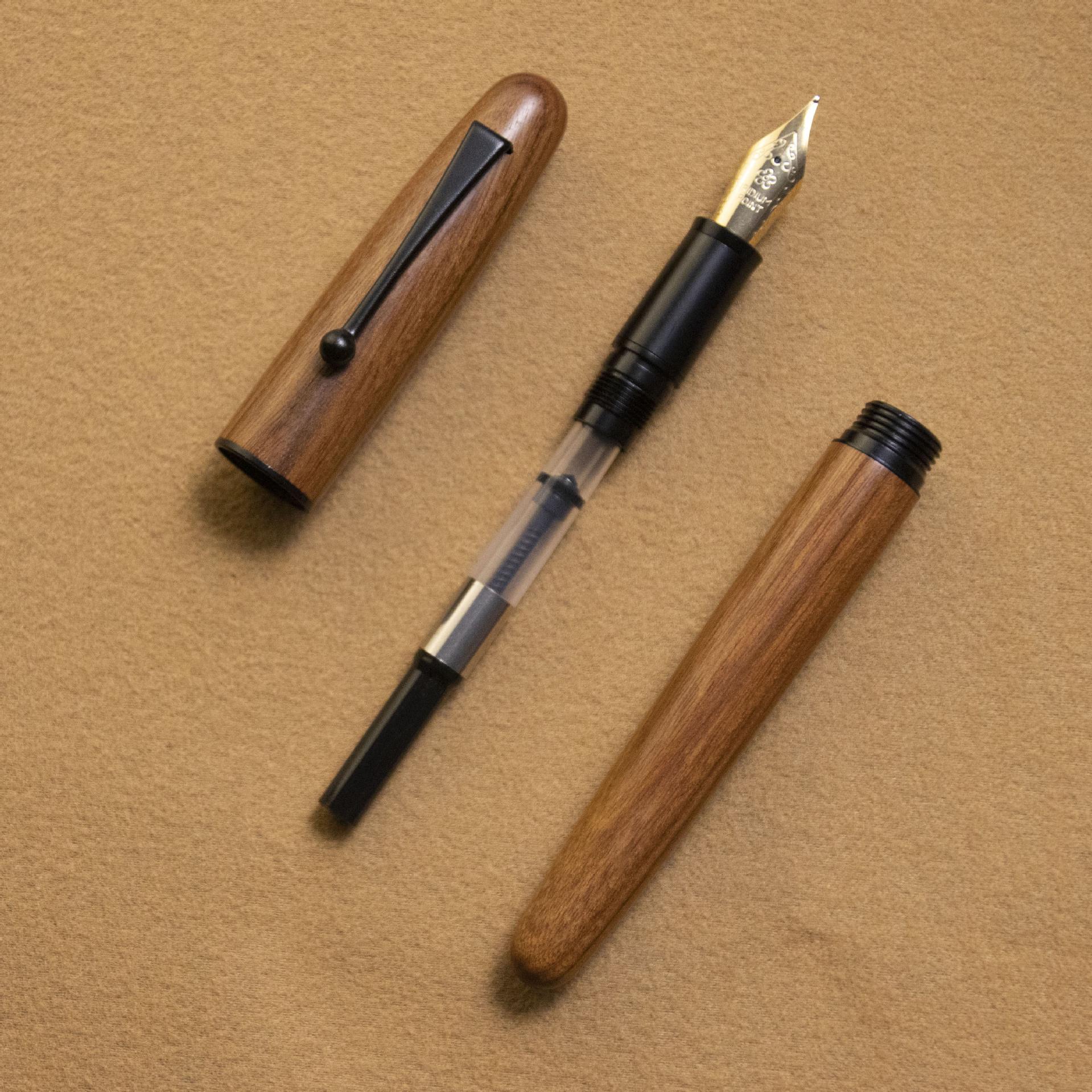 

Подарочный набор с деревянной перьевой ручкой для практики каллиграфии и гравировкой логотипа, включает ручку новой модели. 0.7mm Pen Nib