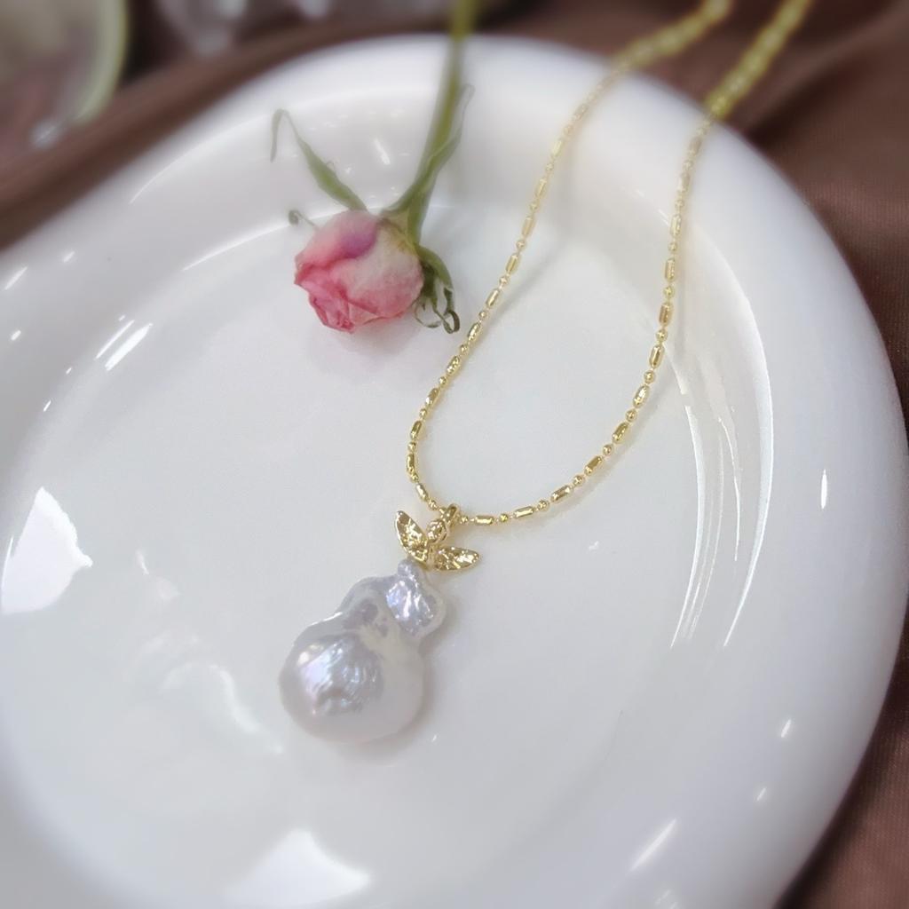Angel baby design, big baroque necklace, natural pearl, special-shaped versatile necklace, retro sweater chain.