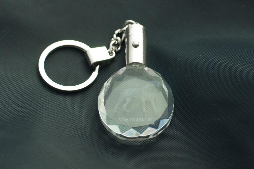 Wyżeł weimarski, Szary Duch - zawieszka ze zdjęciem psa, kryształowy brelok w pudełku prezentowym, wyjątkowy prezent od Art-Dog