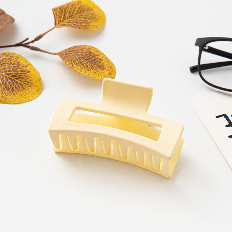 

Прямоугольная заколка для волос из матового полистирольного материала. 8.5 cm