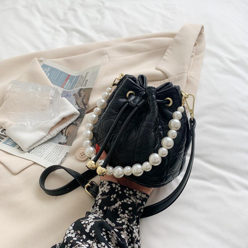

Niche design bag women s new pearl portable messenger bag high-end shoulder bucket bag чорний