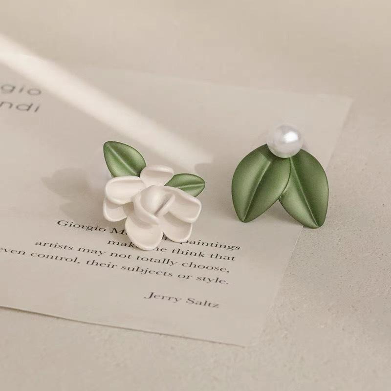 LATS 2025 Asymmetry Imitation Zircon Gardenias Stud Earrings for Women Girl New Fashion Flower Temperament Zircon Accessories