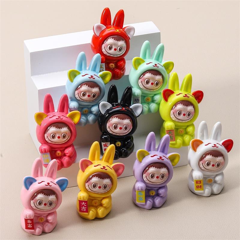 Une Mini Figurine Labubu Chat Porte-Bonheur Mignonne Poupée Labubu Jouet Décoration Festive pour la Maison Ornements de Voiture Accessoires DIY Cadeaux pour Enfants