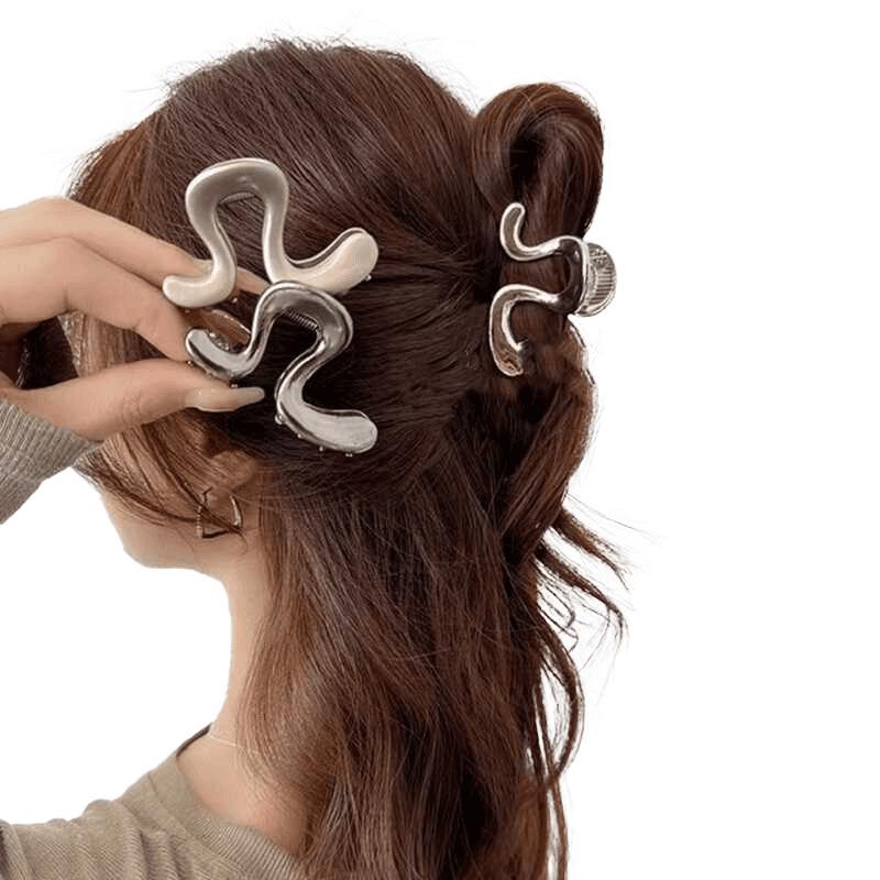 

Geometric Sweet Shark Clip: Korean-Style Hair Claw with Auspicious Clouds Design for Chic Updos