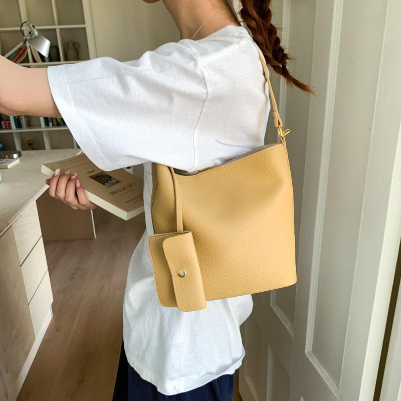 Premium Sense Niche Retro Bucket Bag Women's New Fashionable Versatile Large Capacity Shoulder Messenger Bag