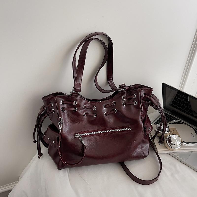 Retro large-capacity underarm bag women's winter new simple tote bag fashionable shoulder commuter bag women