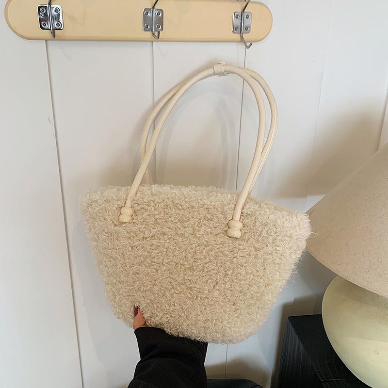 

Plush bag women s large-capacity new autumn and winter shoulder underarm bag, plush commuter tote bag белый