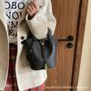 Retro Portable Bucket Bag Women's 2025 New Fashion Versatile Messenger Bag Popular Single Shoulder Commuter Bag