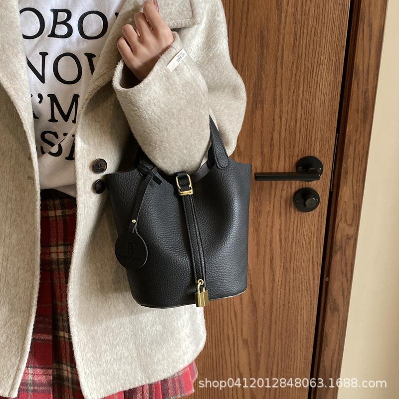 Retro Portable Bucket Bag Women's 2025 New Fashion Versatile Messenger Bag Popular Single Shoulder Commuter Bag