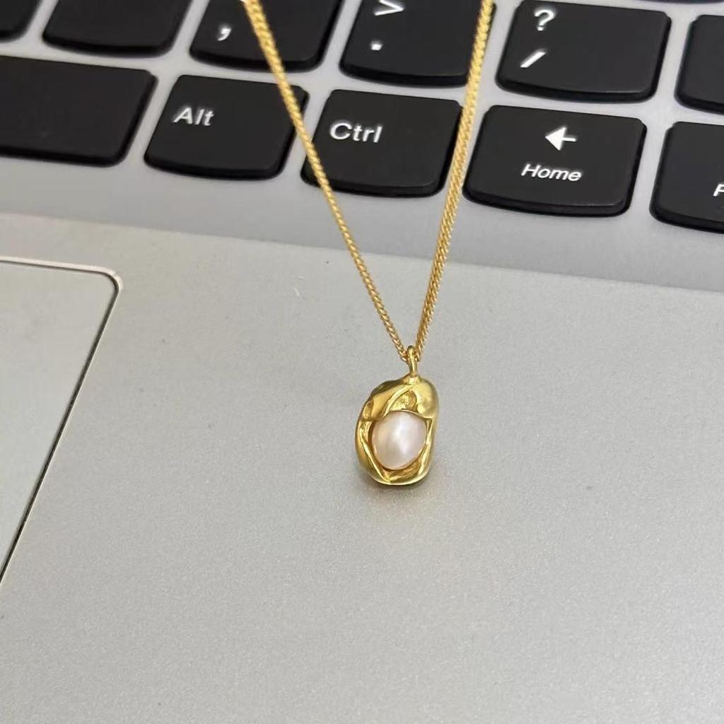 Nickel Silver & Gold-Plated Pearl Pea Necklace - Versatile French Clavicle Chain with Gold Pendant for Fashionable Sweaters