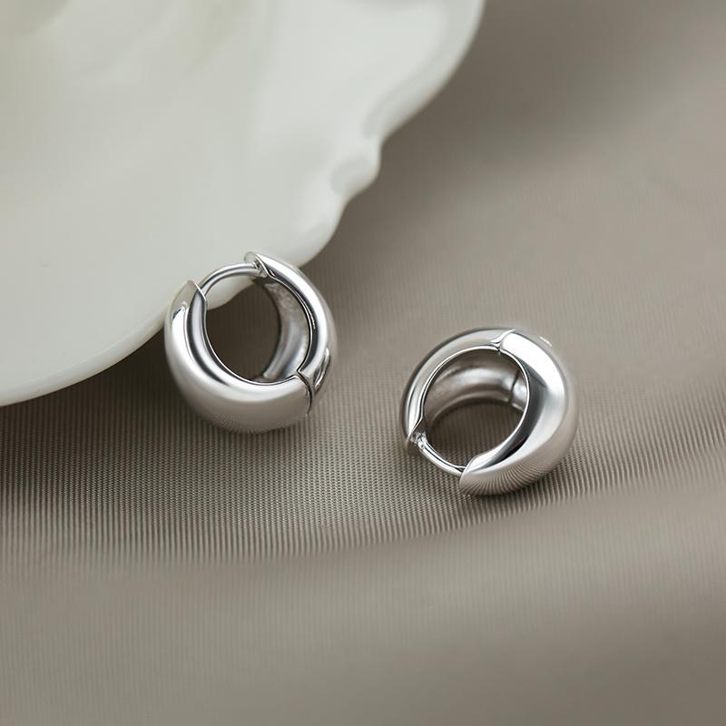Simple Smooth Round Earrings Light Luxury Earrings Internet Celebrity Temperament Women's Versatile Fashion Earrings