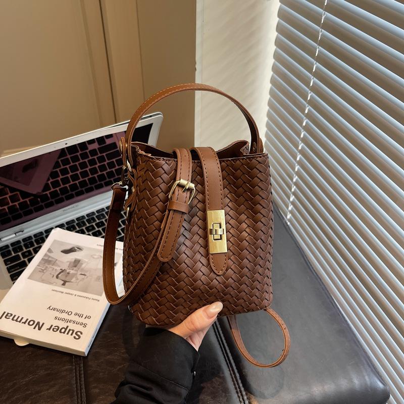 Fashion hand carrying bucket bag women's autumn and winter new niche simple casual woven shoulder messenger bag