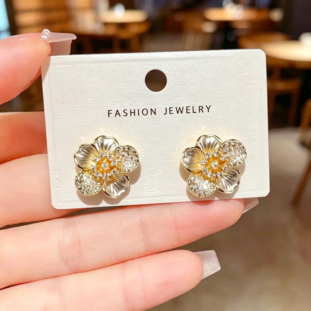 Niche Exquisite Sweet Style Flower Earrings for Women - Light Luxury, High-End, Elegant & Versatile Accessories