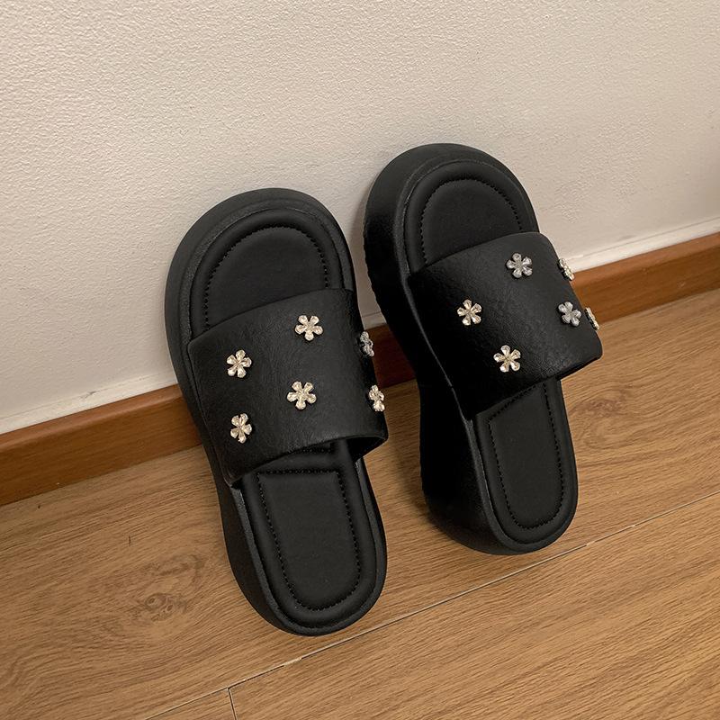 Modische Strass-Sandalen mit schwarzer High-End-Anti-Rutsch-Plateausohle für Damen-Outdoor-Bekleidung Sommer 2025 neue höhenverstärkende weichsohlige coole Sandalen