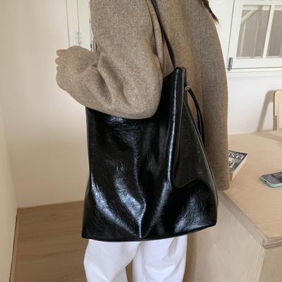 Retro Niche Underarm Big Bag Women 2025 New Trendy Fashion Korean Tote Bag Simple Large Capacity Bucket Bag