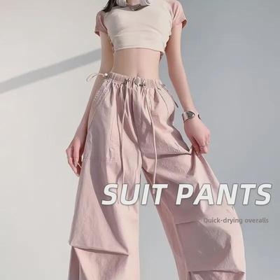 Hip-Hop-Trend für Frauen 2024: Lockere Retro-Cargohose mit Fallschirm