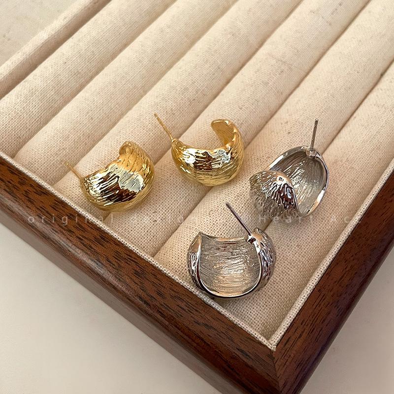 Gold texture earrings women's light luxury temperament high-end stud earrings niche design cold wind suitable for round face earrings
