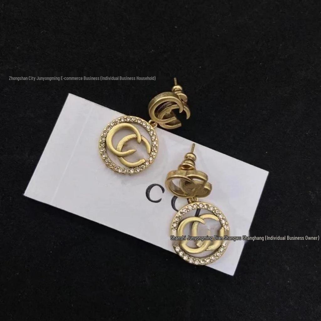 Cercei Stud Retro cu Dublu G: Rotund, Cu Diamante Complete Incrustate, Design cu Litere Goale, Placat cu Cupru cu Aur Real