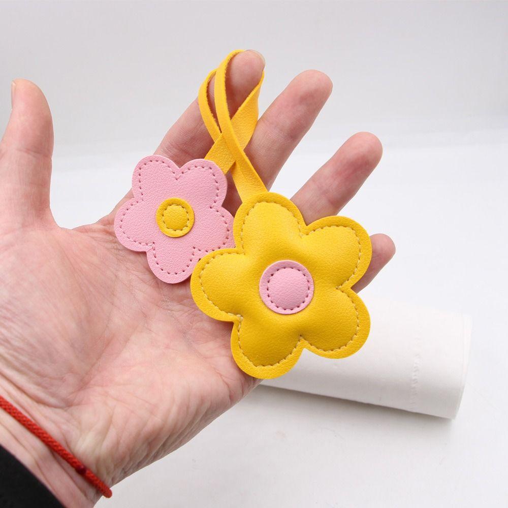 Car Keyring Five Petal Flower Keychain PU Leather Bag Pendant Trendy Sunflower Bag Pendant  Men