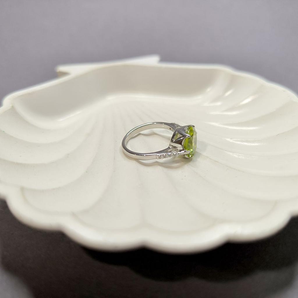 Серебряное кольцо с хризолітом, фианитами, вес изделия 3,94 гр (2174462)