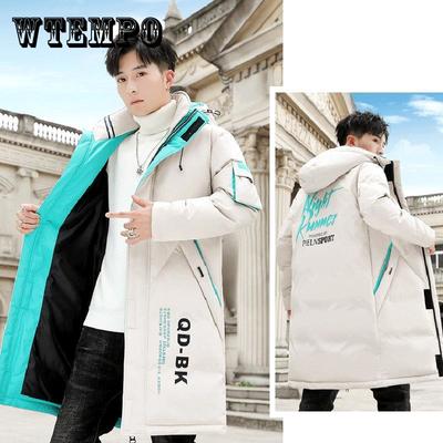 Mittellange, dicke, warme Herren-Wattierungsjacke. Wintertrend-Mode. Hübsche Daunen-Wattierungsjacke