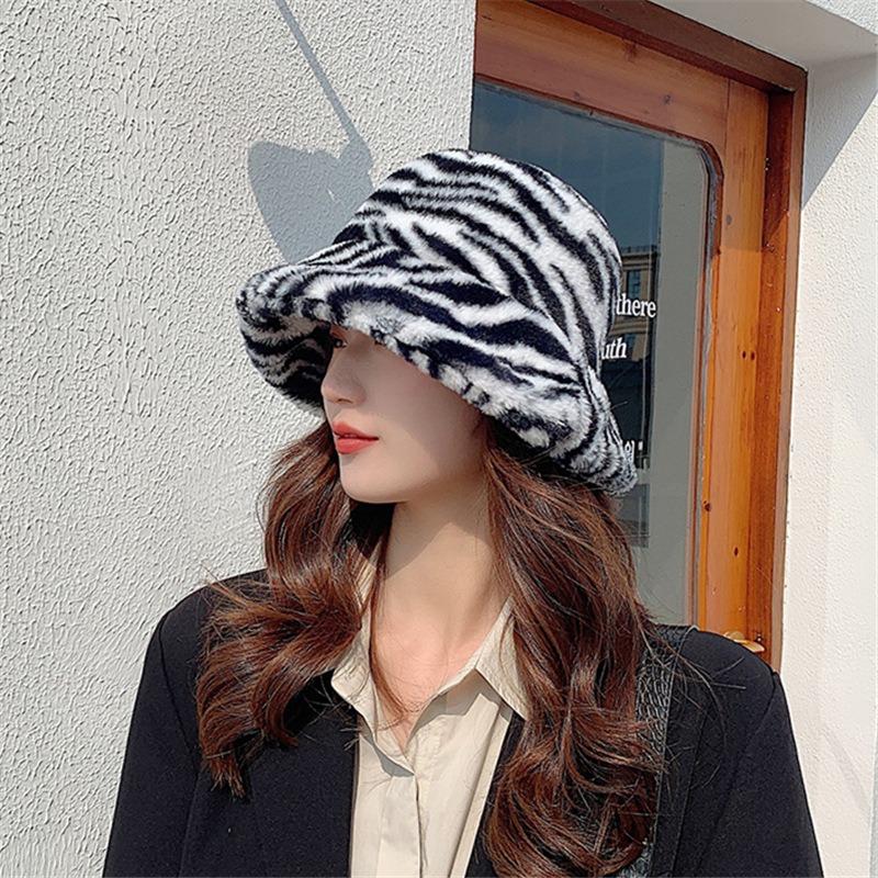 Damen Herbst und Winter Warme Dicke Fischermütze Winddichte Vielseitige Zebramuster Plüschmützen