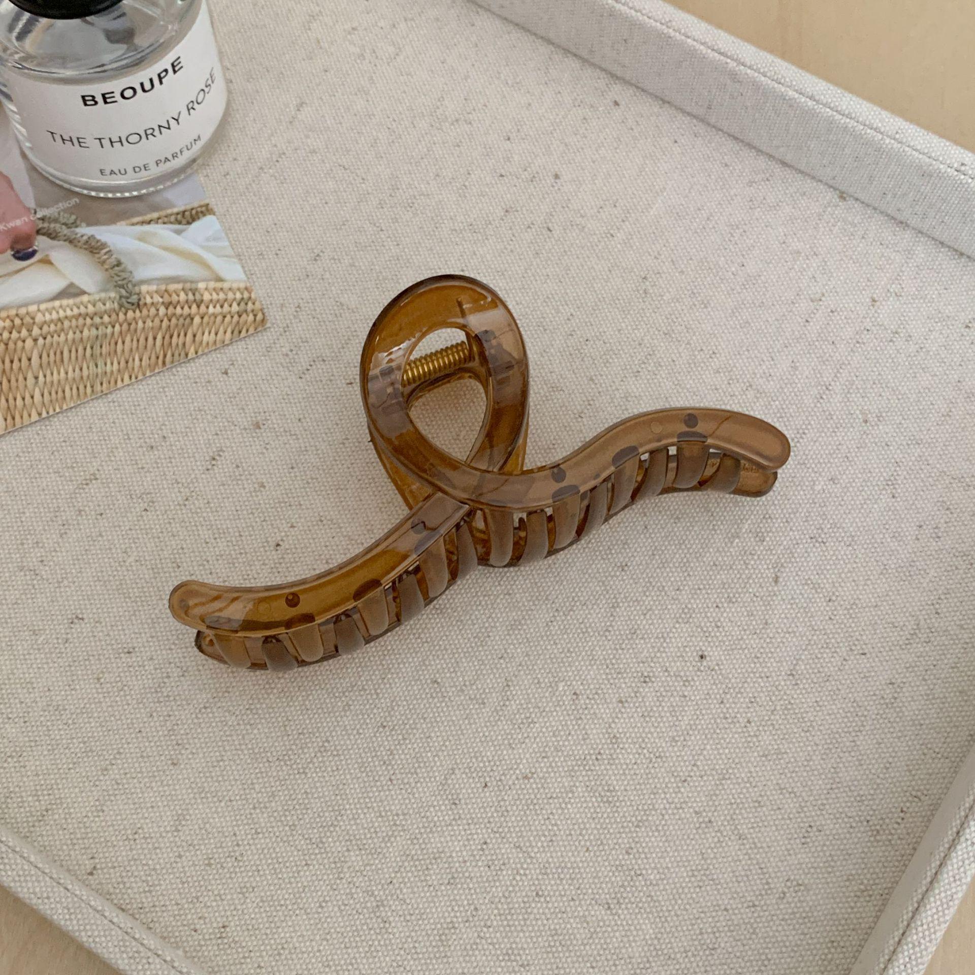 

2024 Высококачественная желейная волнистая заколка для волос в форме акулы для женщин – элегантный большой головной убор сзади