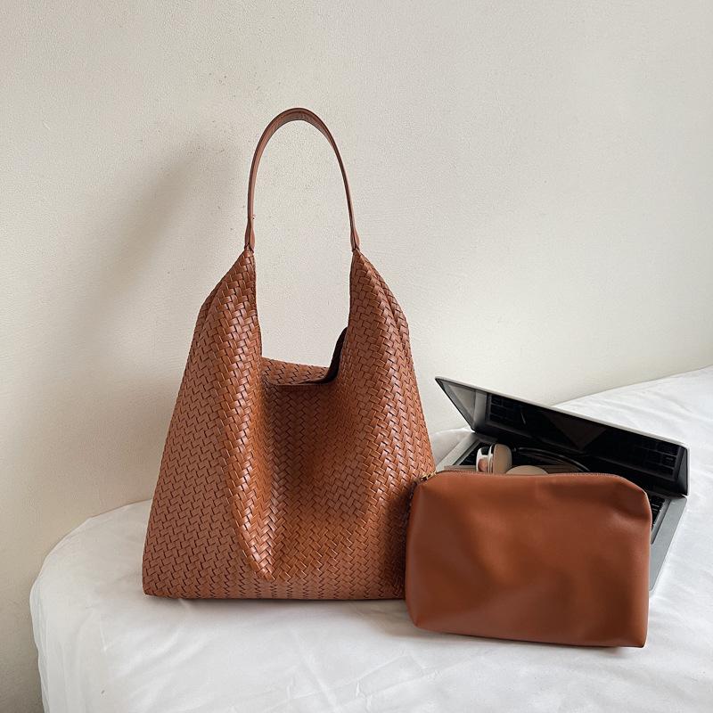 Retro Shoulder Bag Casual Soft Leather Underarm Bag and Popular Woven Commuter Handbag