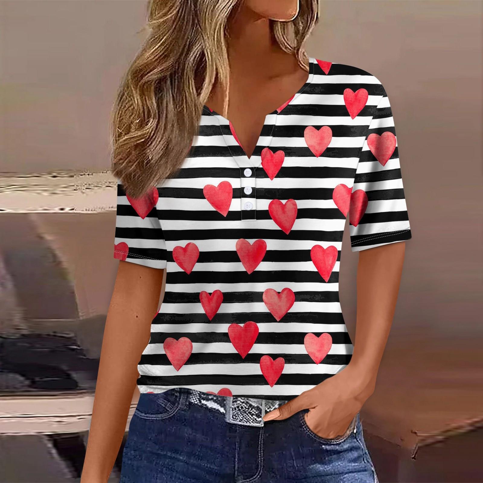 

Жен. Футболка Футболка с принтом на пуговицах ко Дню святого Валентина С короткими рукавами Повседневные Мода выходного дня Классический Классический топ с v-образным вырезом M