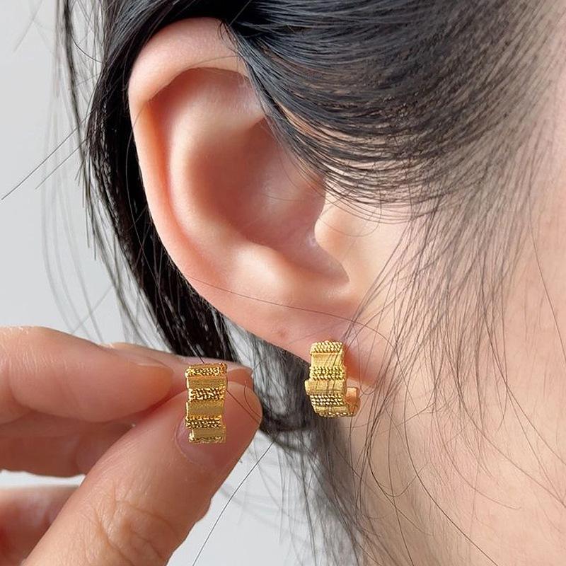 

Hot Selling Ancient Golden Flowing Gold Brushed Earrings, Noble and Versatile Women s Exquisite Earrings золотой