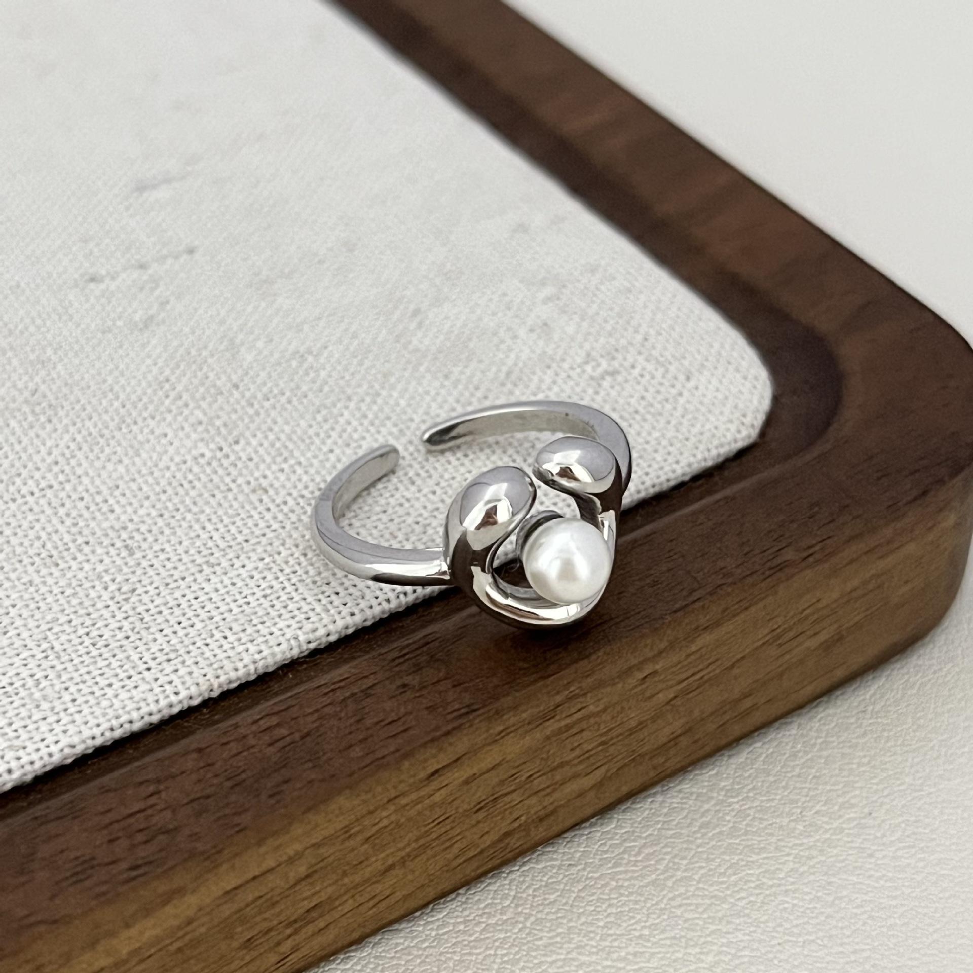 Elegant Retro-Style Pearl Ring with Irregular Antler Design for Women Adjustable Open