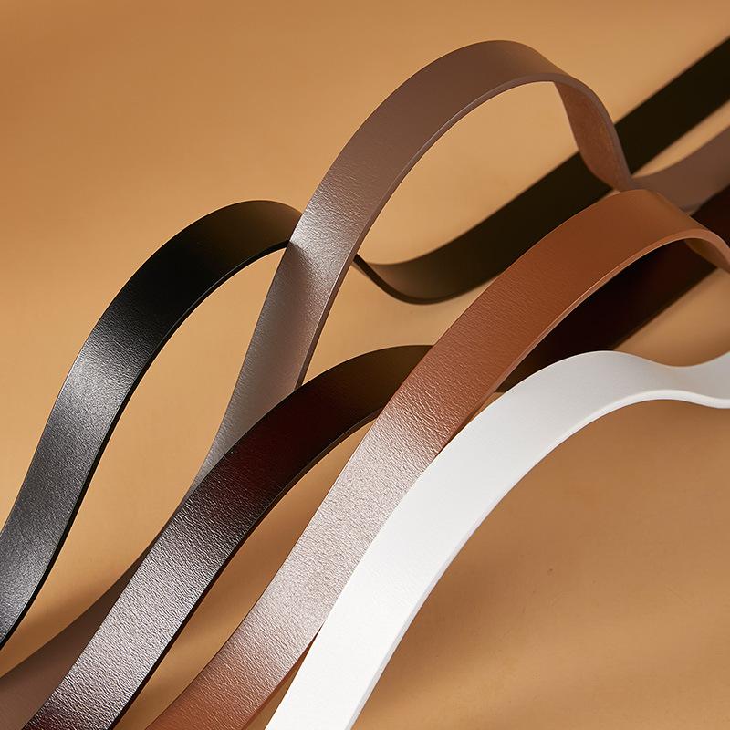 Ceinture pour femmes Coupe en cuir entier Boucle lisse pour femmes Boucle carrée en alliage de zinc Ceinture fine en cuir coréen