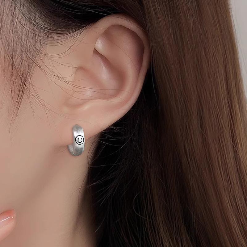 Smiley Face Ear Buckle Women's Simple Niche Design Sense Autumn and Winter Earrings Temperament Commuter Jewelry