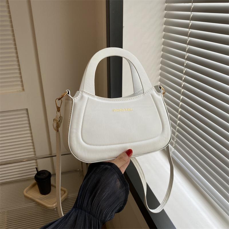 

2024 простой дизайн в зарубежном стиле, женская сумка подмышку контрастного цвета, повседневная портативная на плечо, модная, конфетного цвета, трендовая маленькая квадратная сумка белый