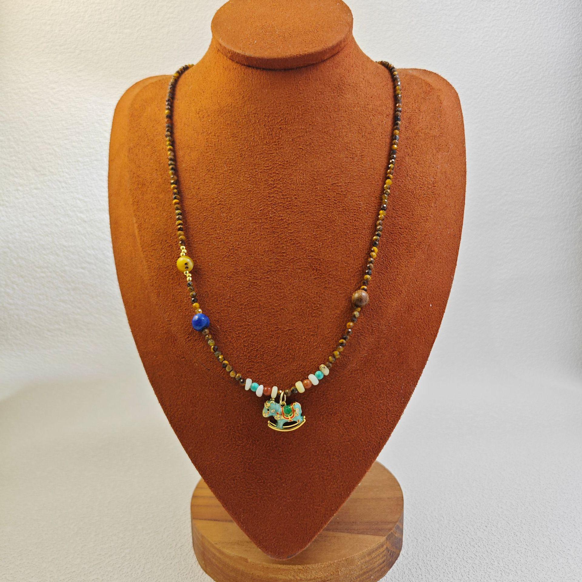 

Винтажное ожерелье из камня Тигровый глаз с позолоченной подвеской в виде лошадки-качалки - 2025 Элегантный дизайн Цепочка на ключицу.