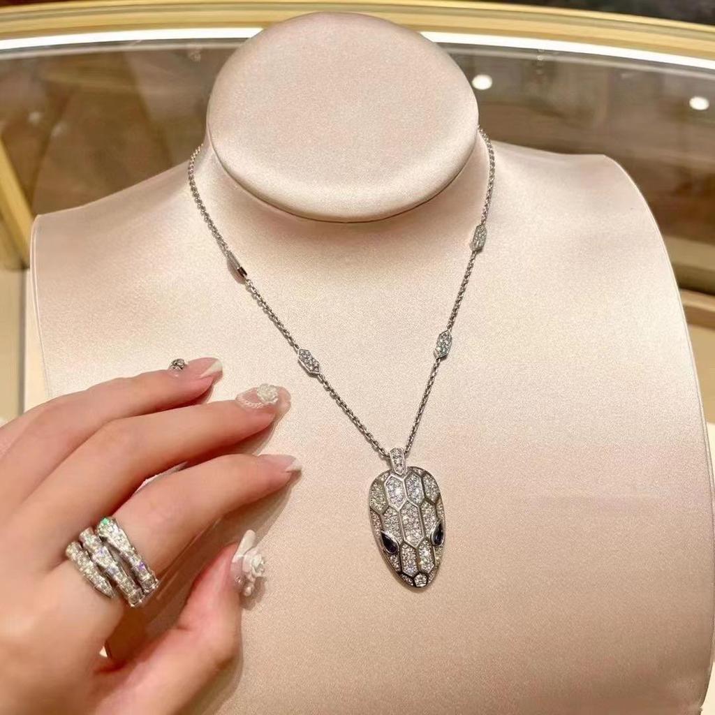 Ju Jingyi and Wu Lei Snake Head Necklace: Diamond-Studded, Gold-Plated V-Clavicle Chain, Exuding Light Luxury and Unique Style.