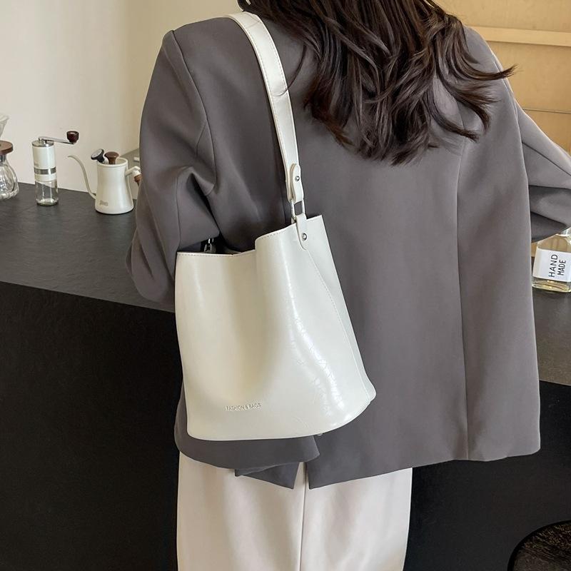 Sac de grande capacité pour femmes printemps et été nouvelle mode sac fourre-tout rétro de banlieue sac à bandoulière sous l'aisselle