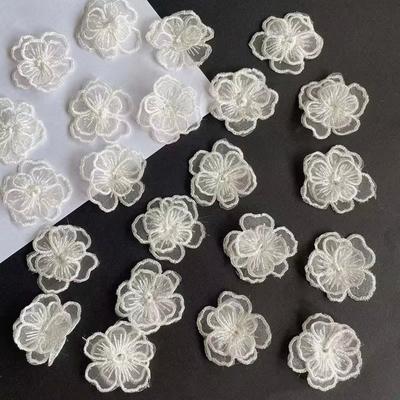 10 Stück 4 cm Organza Stoff Blumen-Applikationen 3D Bestickt Chiffon Kleidung Rose Weiß Gold Durchscheinend